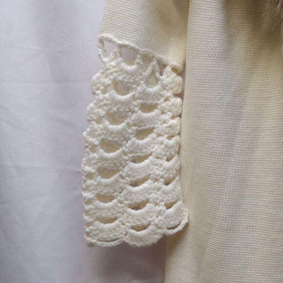 Elegant Cream Cardigan with Faux Fur Collar - Picture 3 of 7